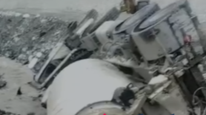 Kəlbəcərdə betonqarışdıran maşın aşdı - VİDEO 