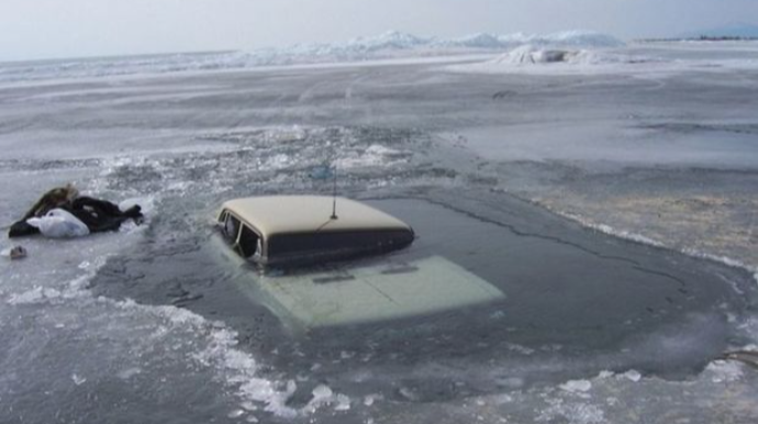 Avtomobil buzun altına düşdü: Ölənlər var 