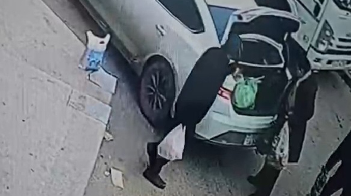 Marketdə “kömək etdiyi” qadının pul kisəsini belə oğurladı - VİDEO