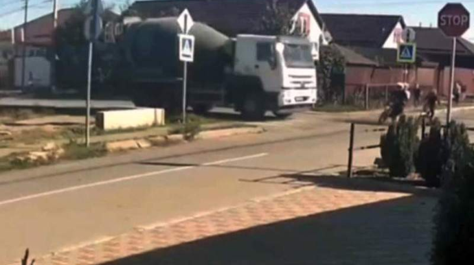 “Stop” nişanına məhəl qoymayanlar qəzaya düşdü; ölən var - VİDEO 