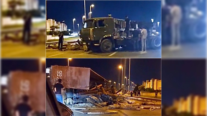Qoşqusu qırılan “KamAZ”ın daşıdığı dəmirlər yola dağıldı  - VİDEO