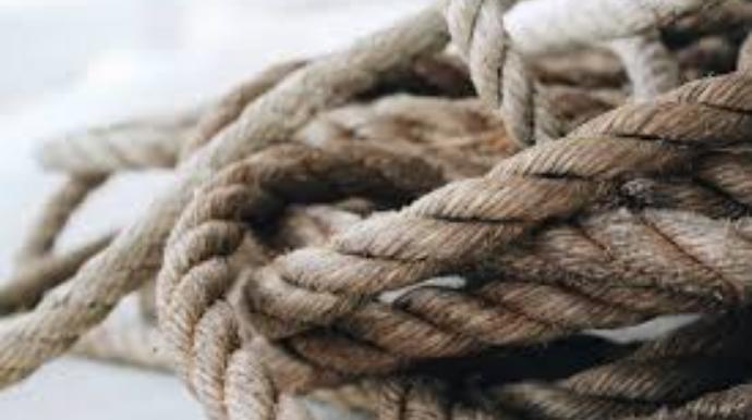 İki uşaq anası özünü kəndirlə asdı