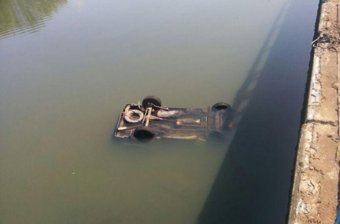 Avtomobil su arxına aşdı - Ağdaşda