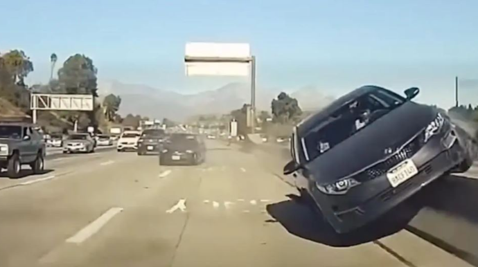 Arxadan vurulan avtomobil beton baryerə dırmandı  - VİDEO