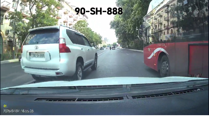 Avtobusa yol verən sürücünün başına oyun açan "zerkalni" nömrəli "Prado"  - VİDEO