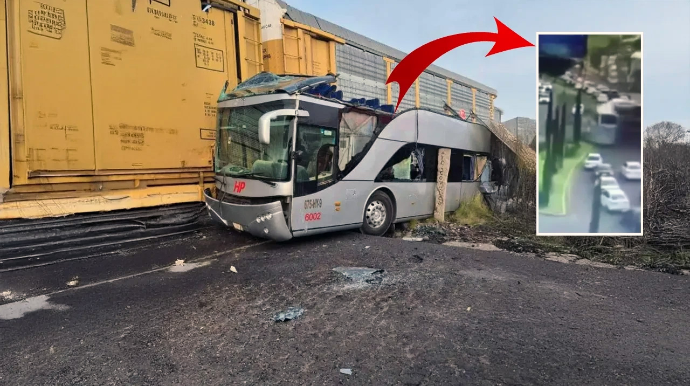 Qatarla avtobus toqquşdu - 9 ölü - VİDEO 