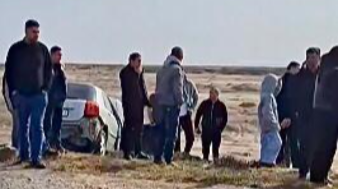 Qaradağda qəza: “Toyota” dəmir maneələrə çırpıldı, bir yaralı var   - RƏSMİ - VİDEO