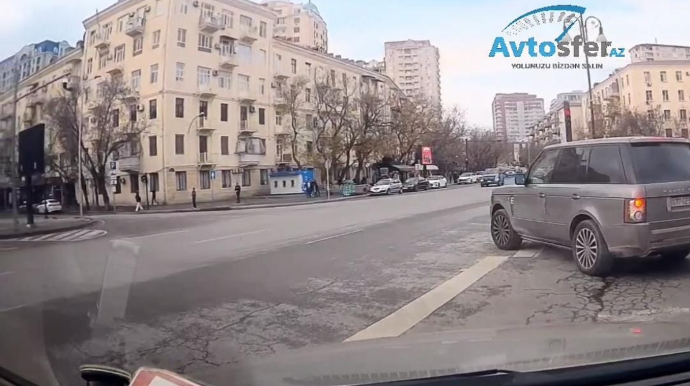 Bu küçədə yaşıl yanan kimi hərəkət etməyin! - Qəza baş versə günahkar sayılacaqsınız - VİDEO   
