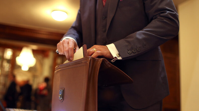 “Qanunsuz pullara görə ailəmiz dağıldı” - Xanımı vəzifəli ərini məhkəməyə verdi