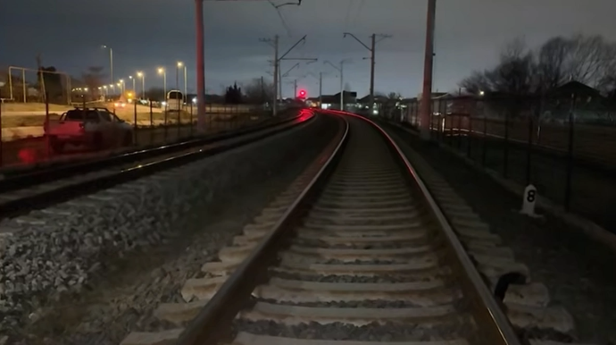 Hasarı uçurub dəmir yoluna çıxan piyadanı qatar vurdu - Hadisə yerində GÖRÜNTÜLƏR - VİDEO 