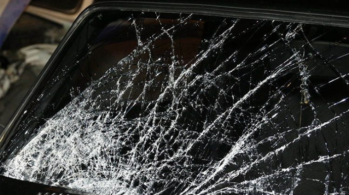 Qaxda avtomobil azyaşlını vurub