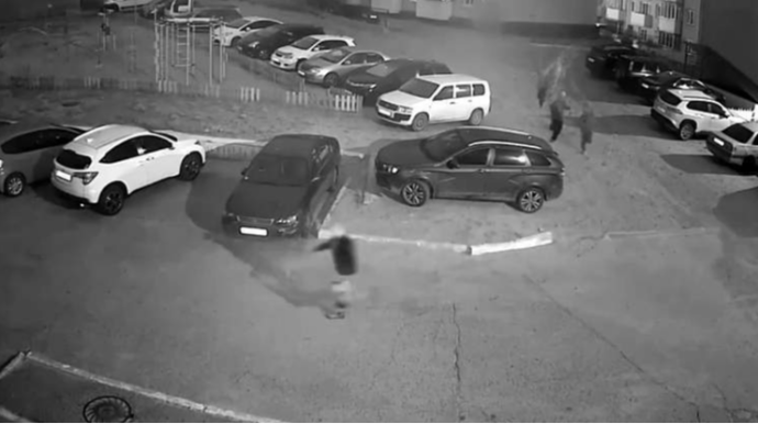 Yeniyetmələr onlara siqaret verməyən kişini daşqalaq etdi – Polis 4 nəfəri saxladı - VİDEO 