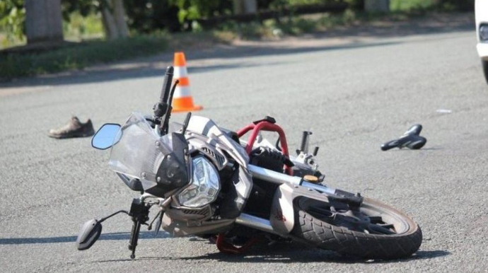 Suraxanıda motosiklet qəzasında sürücü ağır yaralanıb 