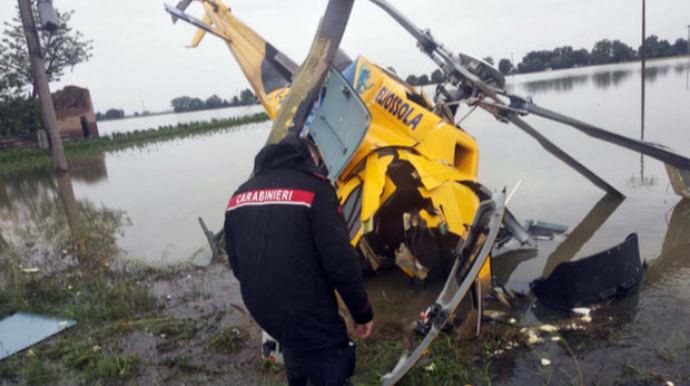 İtaliyada helikopter təbii fəlakət zonasına düşdü - FOTO 