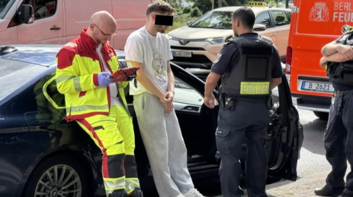 Berlində avtomobil insanların üzərinə sürüldü - yaralılar var