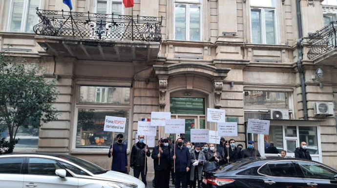 Bakıda Fransa səfirliyi qarşısında etiraz aksiyası keçirilib - FOTO
