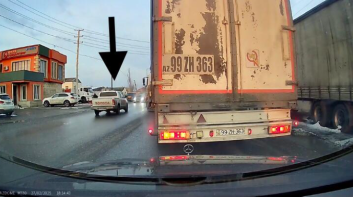 Səbrsiz və diqqətsiz sürücü ağır qəzadan son anda xilas oldu    - VİDEO