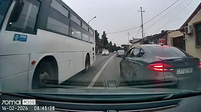 Mərdəkanda qəfil sağdan çıxan sürücü avtomobili vurdu    - ANBAAN VİDEO