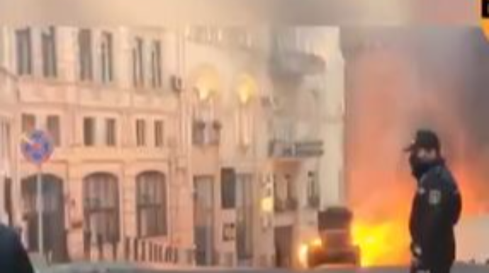 В Баку горит автомобиль  - ВИДЕО