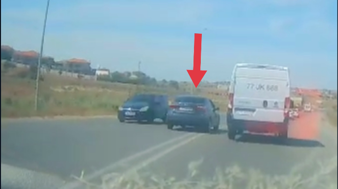 Sərt döngədə əks yola çıxan sürücü maşınların üzərinə sürdü - VİDEO