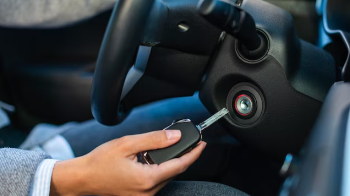 Bu avtomobildə mühərriki işə salma açarı sol tərəfdədir: Tarixi səbəb - FOTO 