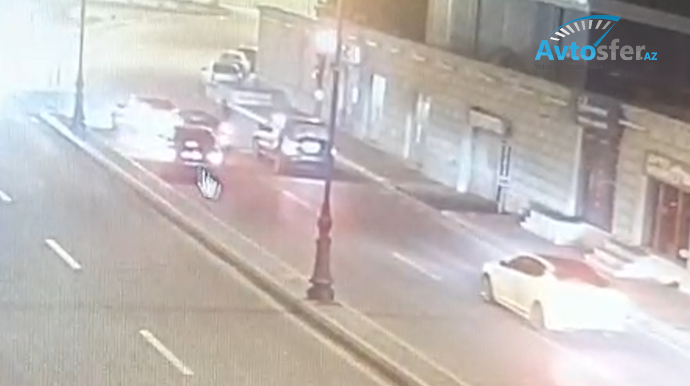 Badamdarda sürətlə gələn maşın zəncirvari qəza törətdi - REAL VİDEO 