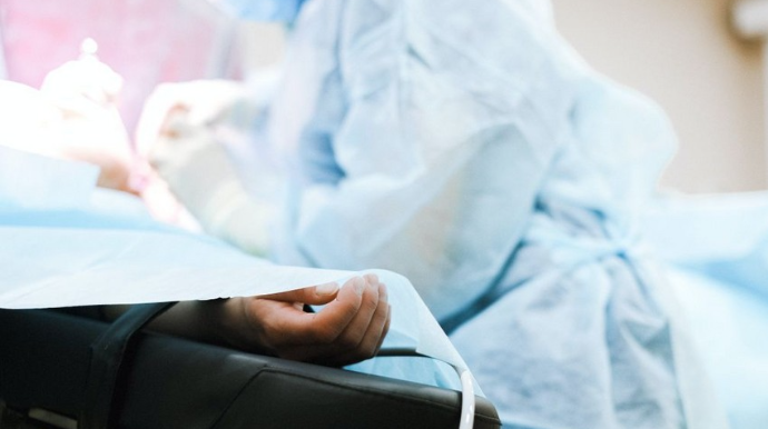 Bakıda avtomobillə vurulan gəncin ayağı sındı