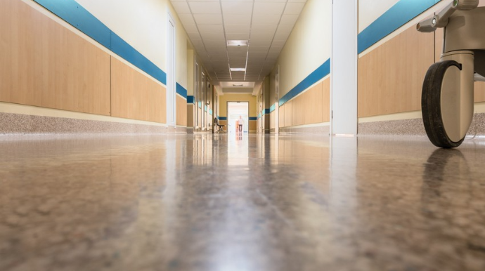 Biləsuvarda avtomobil yeniyetməyə ağır xəsarət yetirib