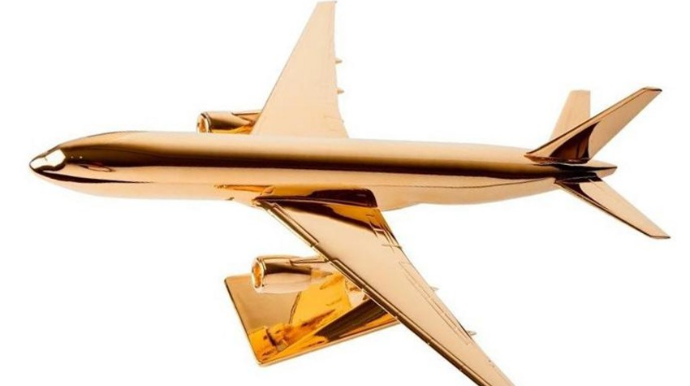 Азербайджанская компания покупает золотой самолет