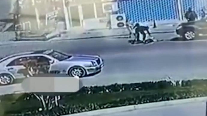 Özünü maşının altına atan qadının kimliyi bilindi - DİN-dən AÇIQLAMA