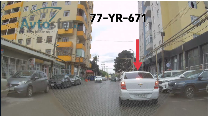 Getdiyi yerdə qəflətən dayanan sürücü arxadan gələn avtomobilə mane oldu - VİDEO