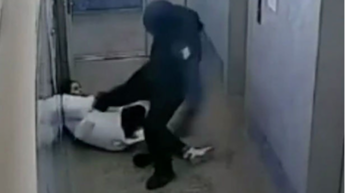 Tanımadığı qızı qəddarcasına döydü - VİDEO