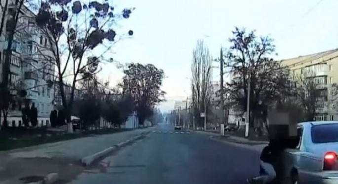 Azərbaycanlı sürücü ukraynalını avtomobili ilə sürüdü  - VİDEO