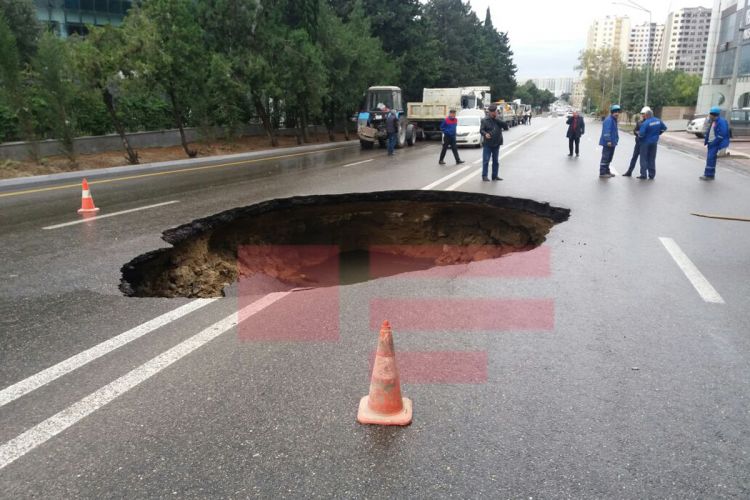 Bakıda qorxulu mənzərə: yeni təmirdən çıxan yol çökdü - FOTO
