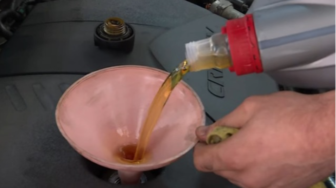 Azərbaycanda mühərrik yağları 50 faiz bahalaşdı; 50 manatlıq 80 oldu  - VİDEO