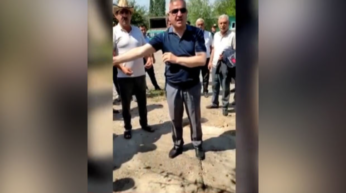 Tərtər icra başçısının vətəndaşlarla kobud davranışı - VİDEO 