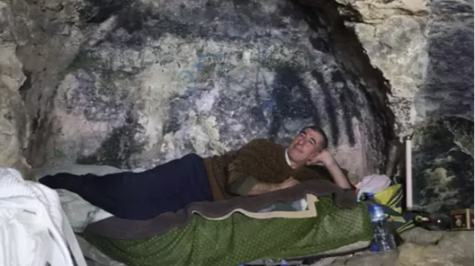 55 mindən çox insanın öldüyü zəlzələdən sonra mağarada yaşayır - FOTOLAR 