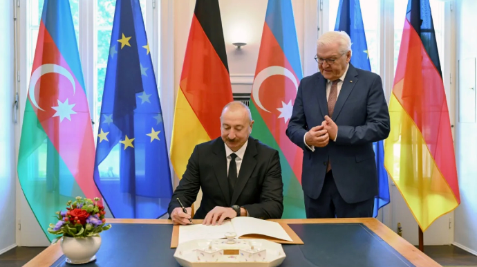 İlham Əliyev Berlində xatirə kitabına bunları yazıb - FOTO