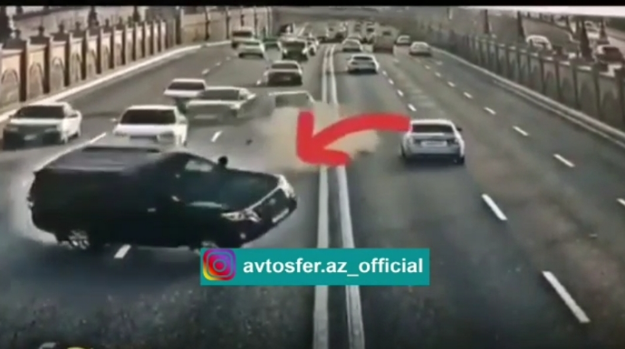 Момент аварии перевернувшегося в Баку автомобиля Прадo - ВИДЕО - ФОТО