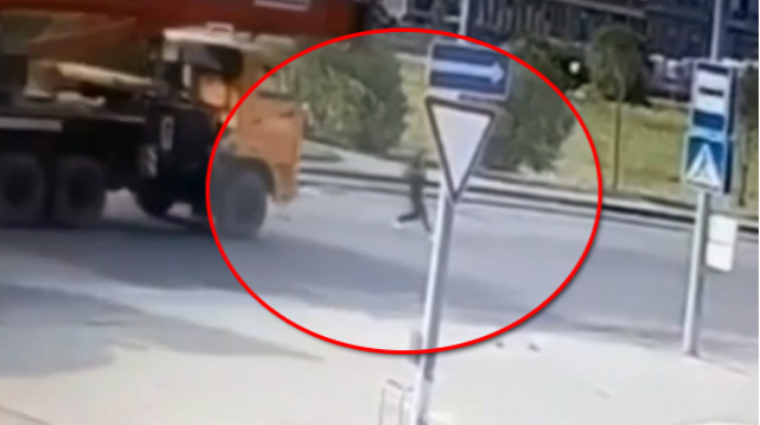 Avtobusa minmək üçün tələsən qız yük maşınının altında qalaraq öldü - VİDEO