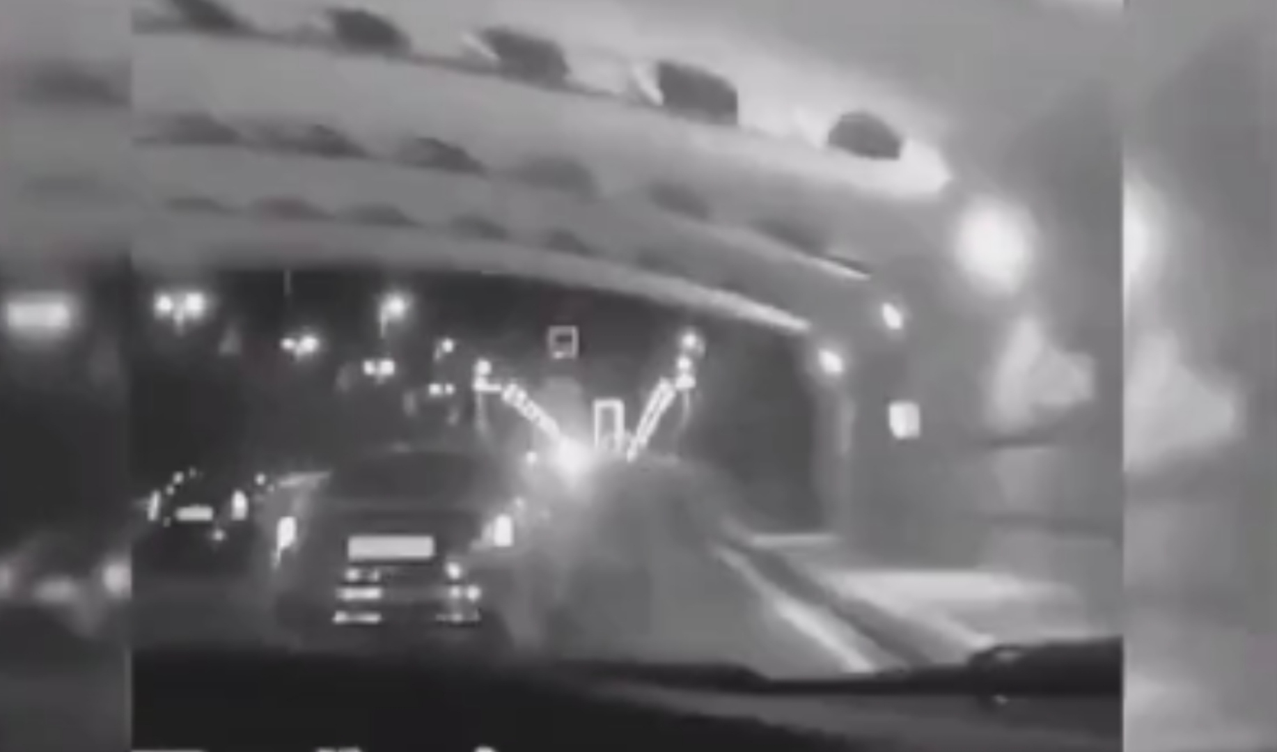 Bakıda "Tiktok"a video çəkən sürücü körpüyə çırpıldı  - VİDEO