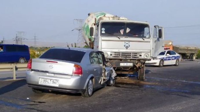 Nəvahidə "Opel" betonqarışdıran maşınla toqquşub, 3 yaralı var - FOTO 