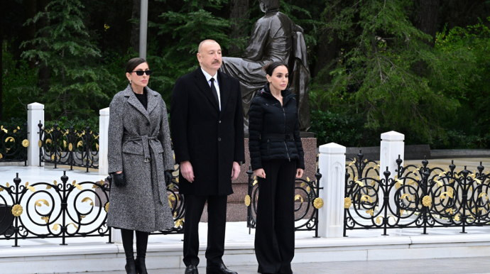 Prezident xanımı və qızı ilə Fəxri xiyabanı ziyarət etdi - FOTOLAR 