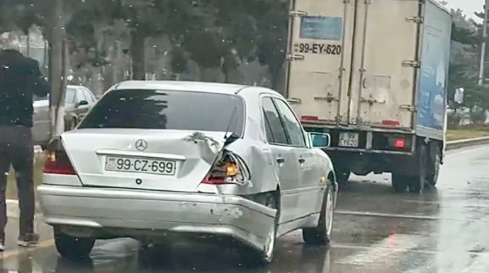 Sumqayıtda yük maşını “Mercedes”ə çırpıldı    - VİDEO