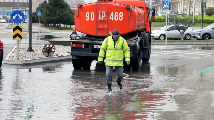 Устраняется ущерб, причиненный дождем на проспекте 8 Ноября 