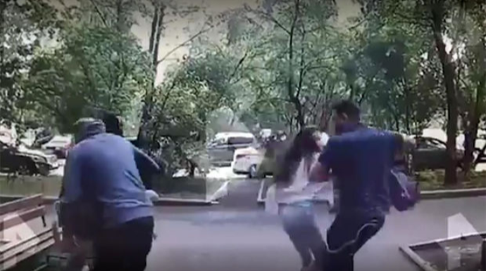 Şəhərin mərkəzində uşağı anasının yanından qaçırdılar - VİDEO 