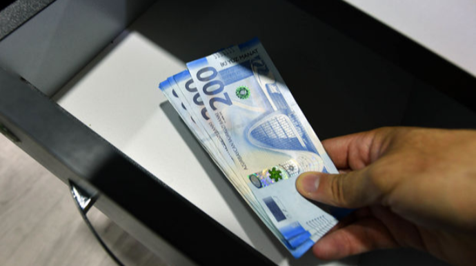 Azərbaycanda vəzifəli şəxslər rüşvət alarkən tutuldu - RƏSMİ