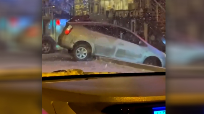 "Prius" qarlı havada səkiyə aşdı - VİDEO 