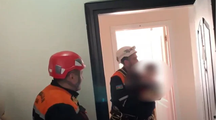 3 və 11 yaşlı uşaqlar bağlı qapı arxasında qaldı - VİDEO