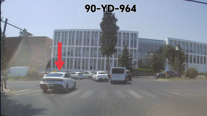 Sürücü yaşılda dayanıb qaydalara əməl etdi, sonra qırmızıda keçdi - VİDEO